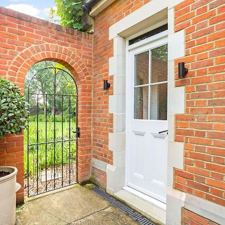 The Annexe - Beautiful Apartment With Garden Close To Heathrow And Windsor Staines-upon-Thames Eksteriør billede