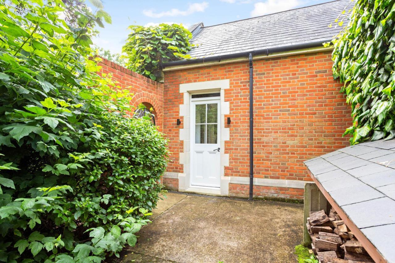 The Annexe - Beautiful Apartment With Garden Close To Heathrow And Windsor Staines-upon-Thames Eksteriør billede
